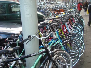 O vício das bicicletas em Amsterdam