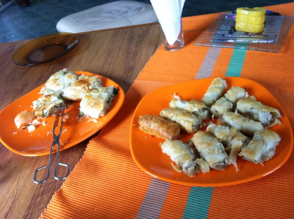 Café da manhã delícia com banitsa de espinafre com ricota e de maça