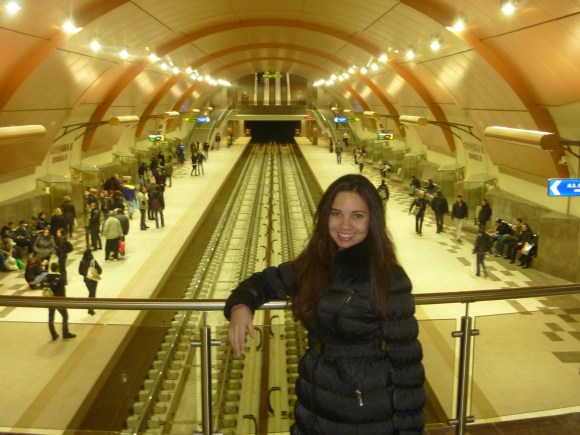Na estação de metrô indo pro centro da cidade em Serdika