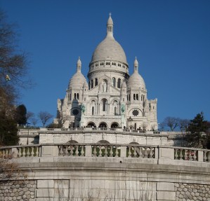 Em frente a Basílica de Sacre Coeur em Paris