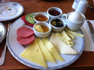 Café da manhã tradicionalmente turco na sorveteria e café Mado